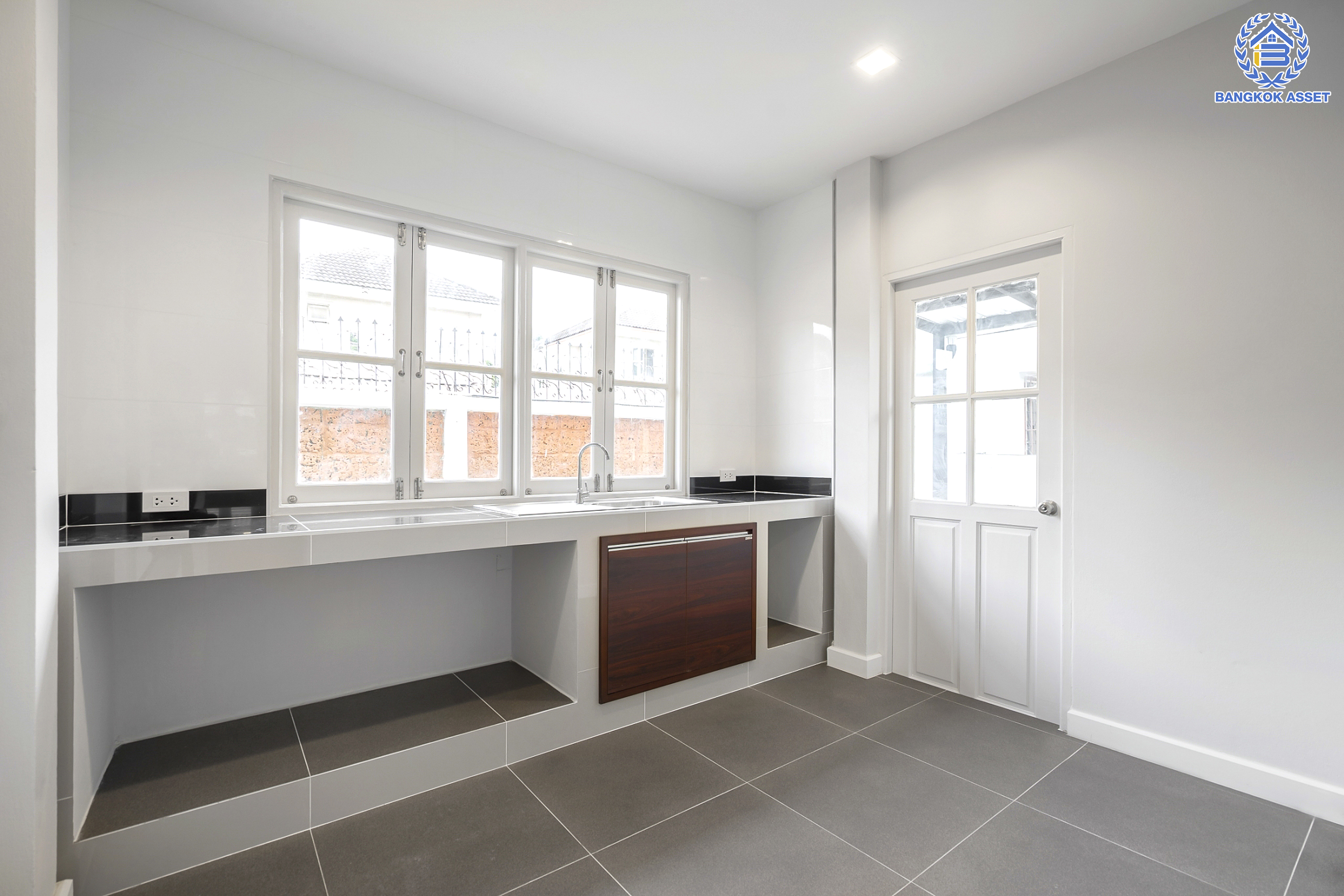 บ้านมือสองตกแต่งใหม่ แบรนด์ LH ม.ชัยพฤกษ์ ทวีวัฒนา เนื้อที่ 52.5 ตร.ว. ตอบโจทย์ทุกการอยู่อาศัย ด้วยฟังก์ชัน 3 ห้องนอน 3 ห้องน้ำ 1 ที่จอดรถ บนทำเลศักยภาพ เชื่อมต่อทางคู่ขนานลอยฟ้าบรมราชชนนี ใกล้ ม.มหิดล และเซ็นทรัลศาลายา